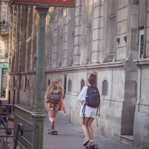 Dziewczyny na deskorolkach w Paryżu